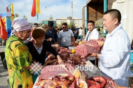 Свыше 800 тонн сельхозпродукции привезли аграрии на ярмарку в Кызылорду  (фото)