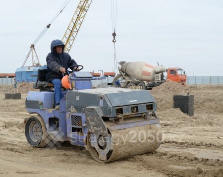 ГПИИР: В строительстве стекольного завода в Кызылорде задействовано 110 рабочих и 20 единиц спецтехники (фото)