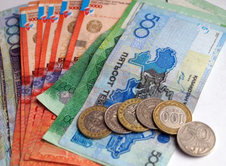 В феврале казахстанцы предпочли тенге доллару