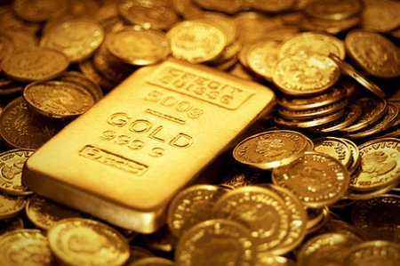 Цена на золото снижается после слов чиновников ФРС в пользу повышения ставки