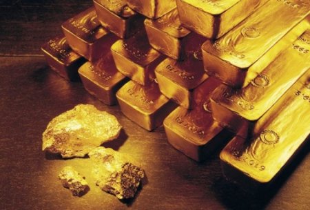 Золото дешевеет после достижения максимума с ноября
