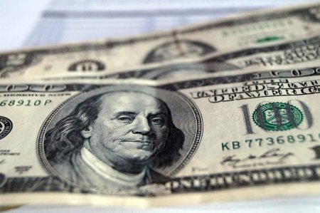Спрос казахстанцев на доллары США в июне 2017 упал на 2%