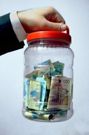Казахстанцы выводят деньги из банков