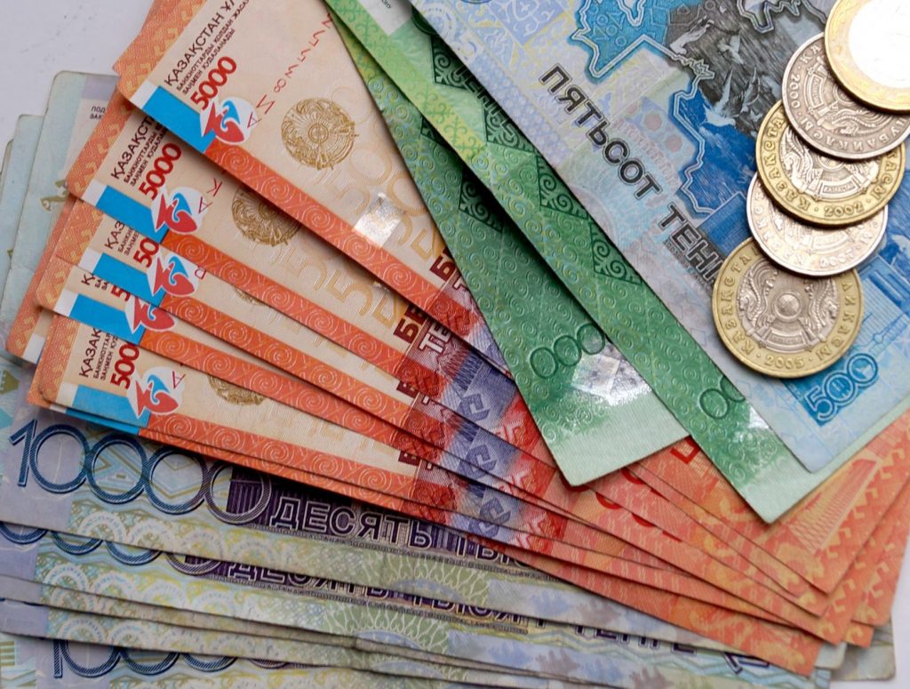 Photo of Тенге снизился на первых валютных торгах после паузы