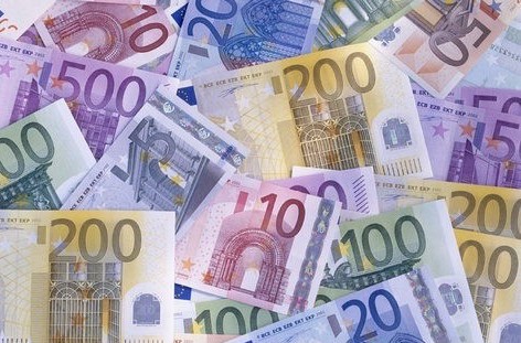 Евро стабилизируется к доллару после падения шесть торговых сессий подряд