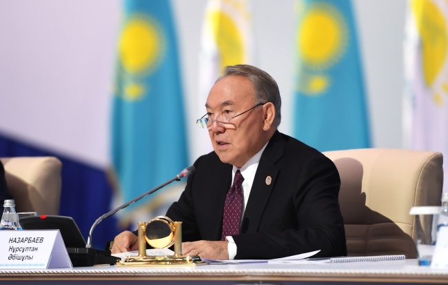 «Возьмите их за жабры»: президент Казахстана возмущен коррупцией на таможне