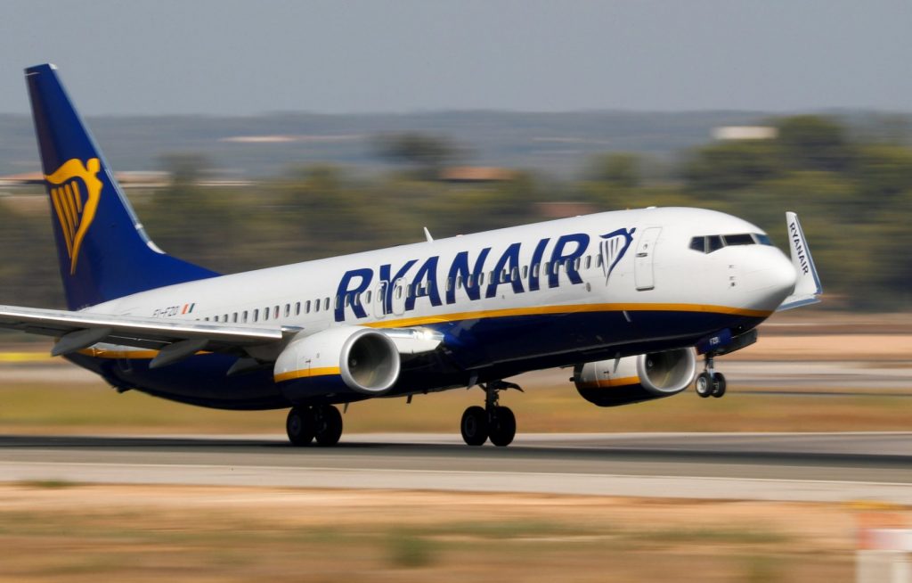 Прибыль лоукостера Ryanair за 9 месяцев 2018-19 фингода снизилась на 22%
