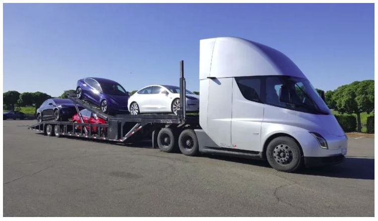 Грузовик Tesla перевозит электрические автомобили
