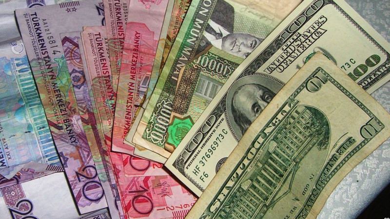 «Чёрный» курс доллара в Ашхабаде превысил 19 манатов