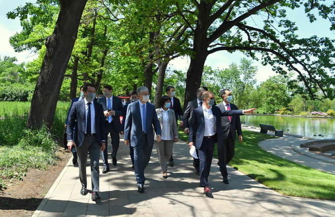 Президент Казахстана посетил Главный ботанический сад Алматы