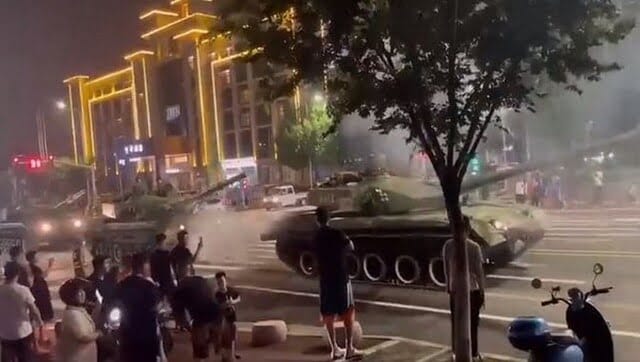 Photo of Банковский скандал в Китае: выплаты на фоне массовых протестов и танки на улицах