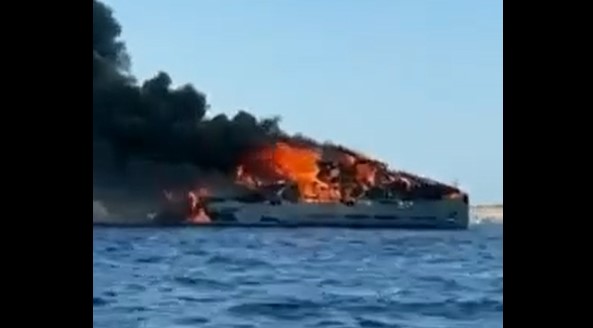 Photo of В Средиземном море эпично сгорела яхта итальянского миллионера